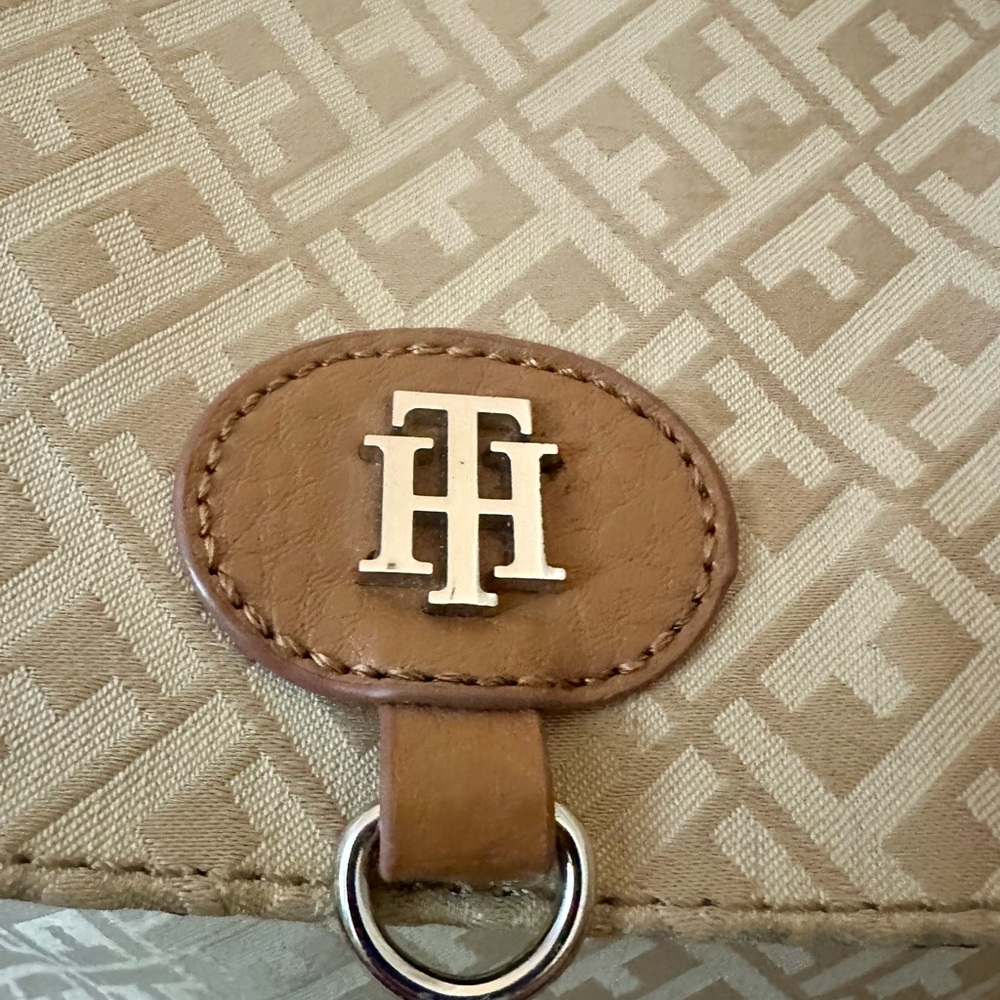 Tommy Hilfiger Signature ‎ Logo Backpack With Vegan Leather Trim | 12" X 10" - Picture 13 of 16